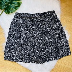 🌈 3/$25 Floral Black & White Skort